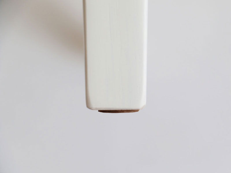 ホワイトカラーがエレガントな印象のセンターテーブル