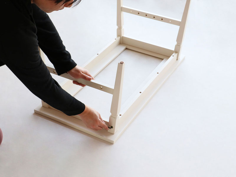 ホワイトカラーがエレガントな印象のセンターテーブル