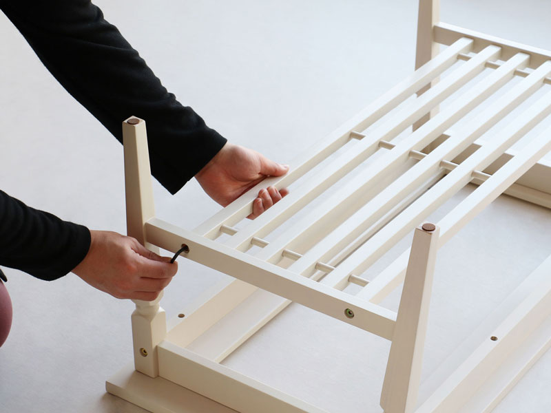 ホワイトカラーがエレガントな印象のセンターテーブル