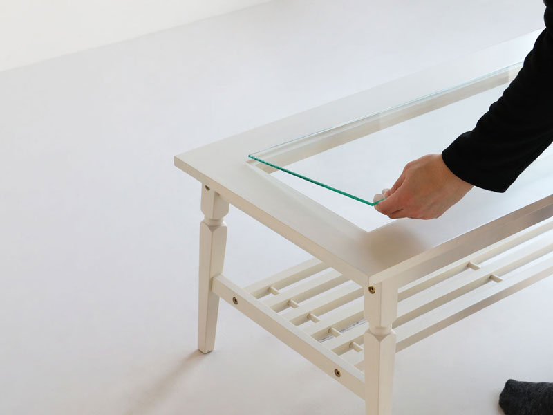 ホワイトカラーがエレガントな印象のセンターテーブル