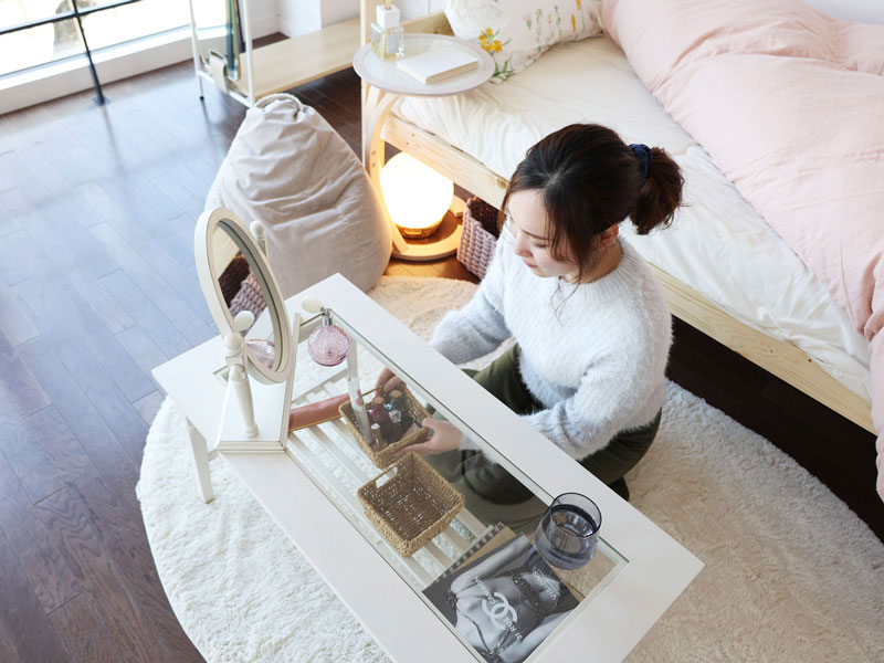 ホワイトカラーがエレガントな印象のセンターテーブル