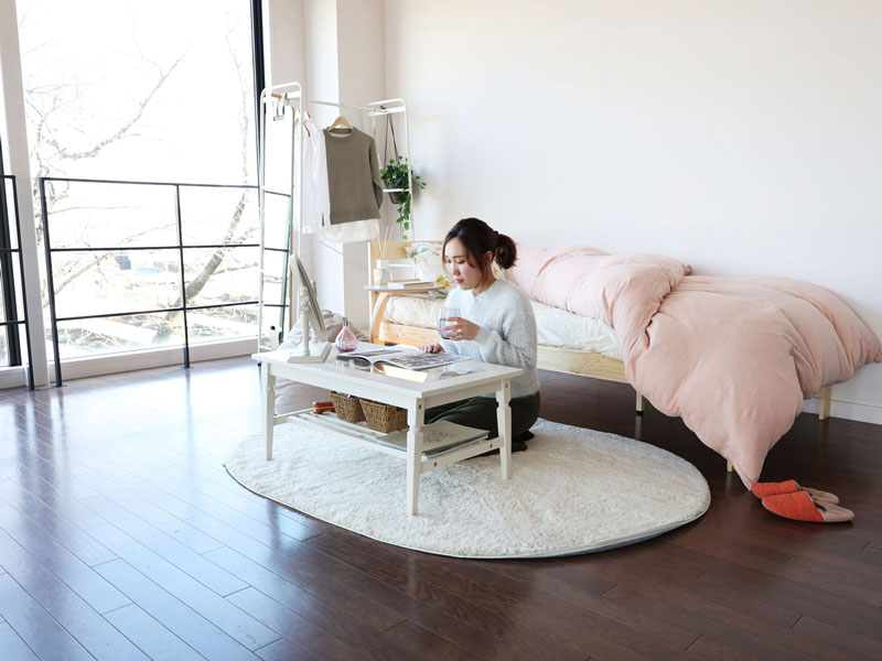 ホワイトカラーがエレガントな印象のセンターテーブル