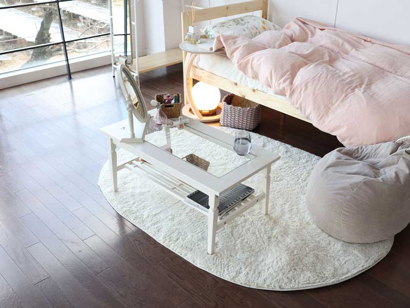 ホワイトカラーがエレガントな印象のセンターテーブル