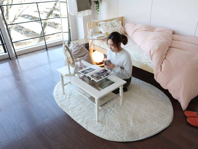 ホワイトカラーがエレガントな印象のセンターテーブル