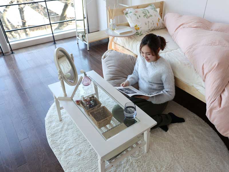 ホワイトカラーがエレガントな印象のセンターテーブル