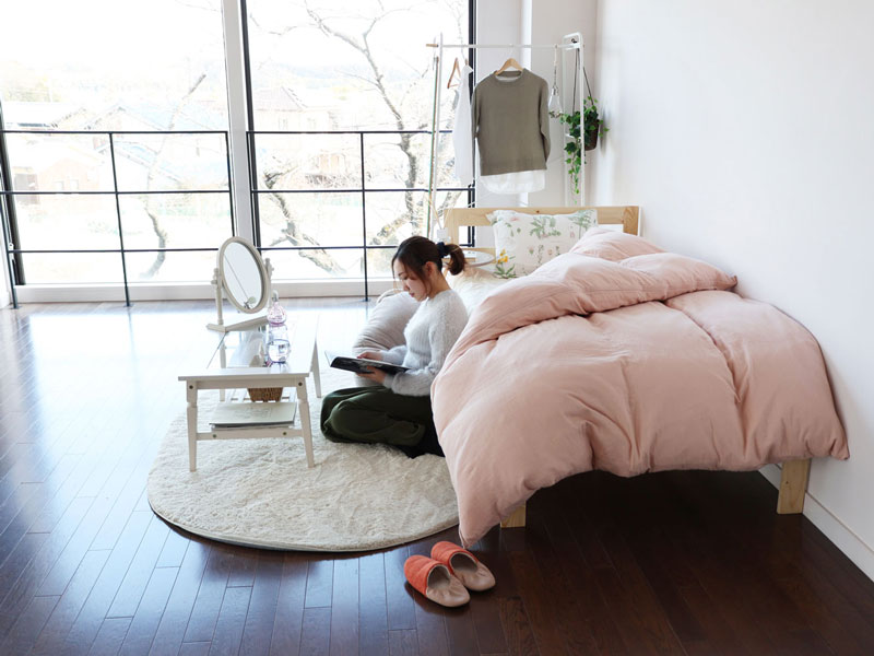 ホワイトカラーがエレガントな印象のセンターテーブル