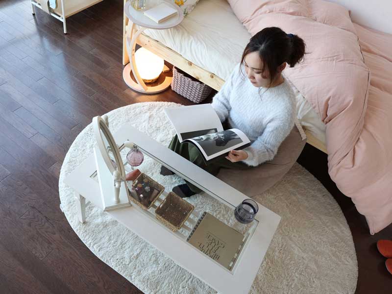 ホワイトカラーがエレガントな印象のセンターテーブル