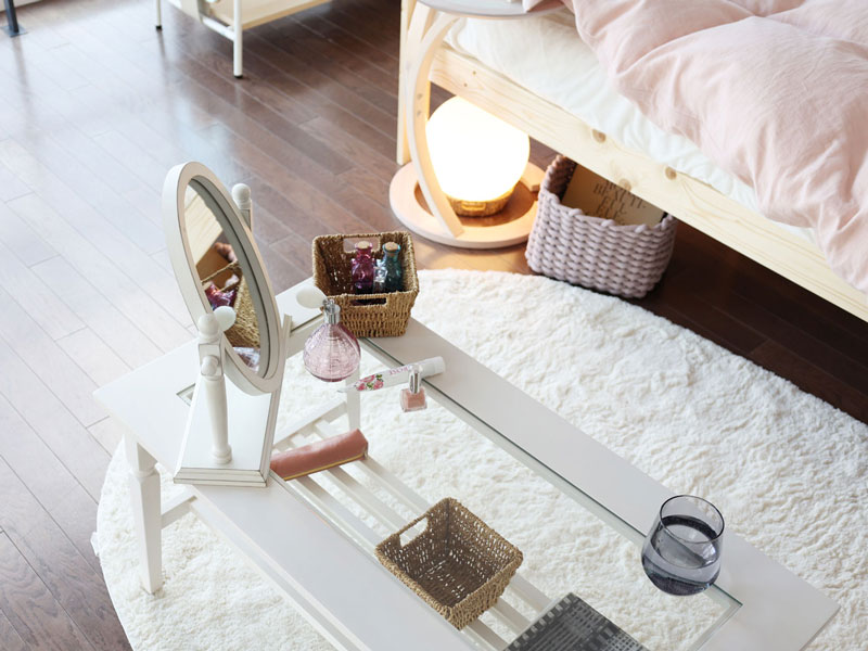 ホワイトカラーがエレガントな印象のセンターテーブル