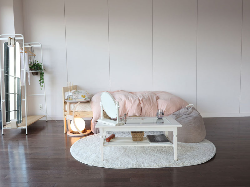 ホワイトカラーがエレガントな印象のセンターテーブル