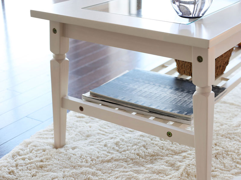 ホワイトカラーがエレガントな印象のセンターテーブル