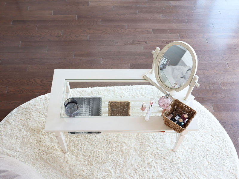 ホワイトカラーがエレガントな印象のセンターテーブル