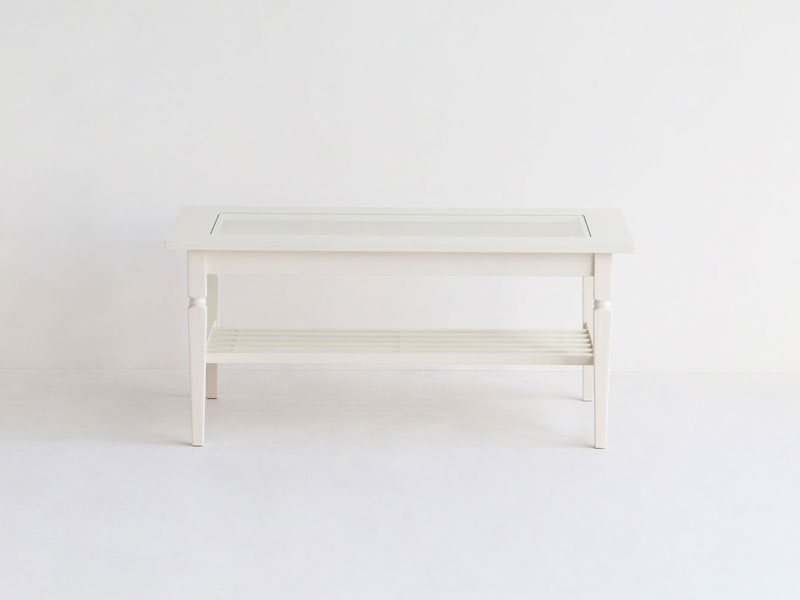 ホワイトカラーがエレガントな印象のセンターテーブル