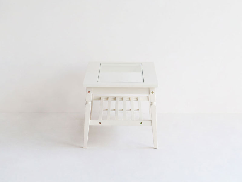 ホワイトカラーがエレガントな印象のセンターテーブル