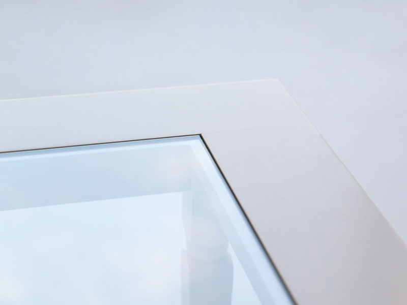 ホワイトカラーがエレガントな印象のセンターテーブル