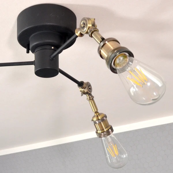 ヴィンテージデザインの3灯シーリングライト｜角度が自由に