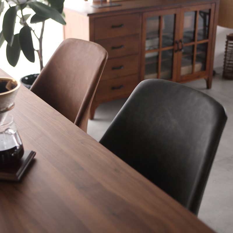 カフェのような寛ぎを叶えるレザー調ダイニングチェア