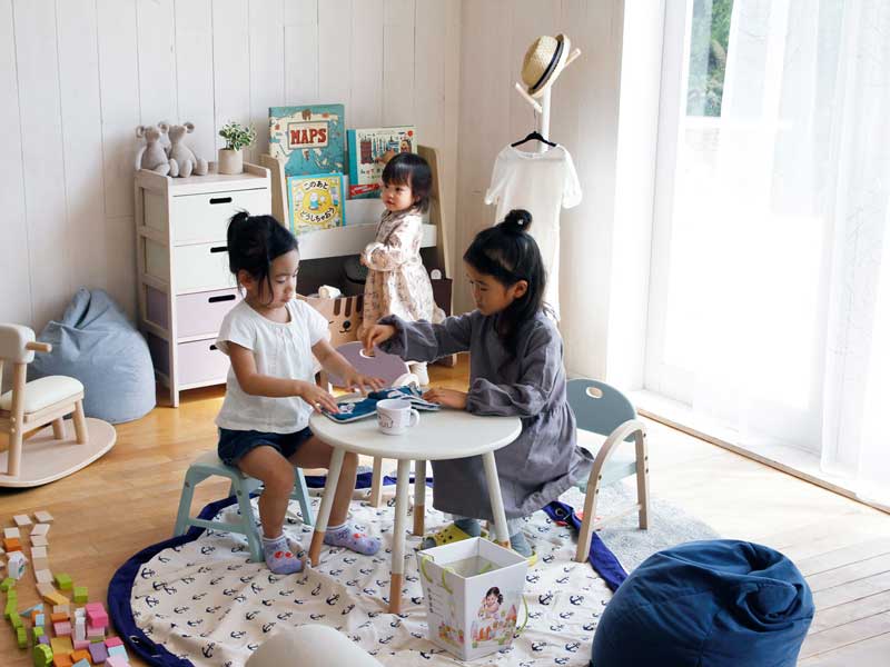 くすみトーンがかわいいキッズサイズのポールハンガー