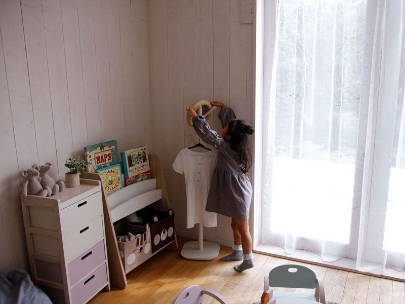 くすみトーンがかわいいキッズサイズのポールハンガー