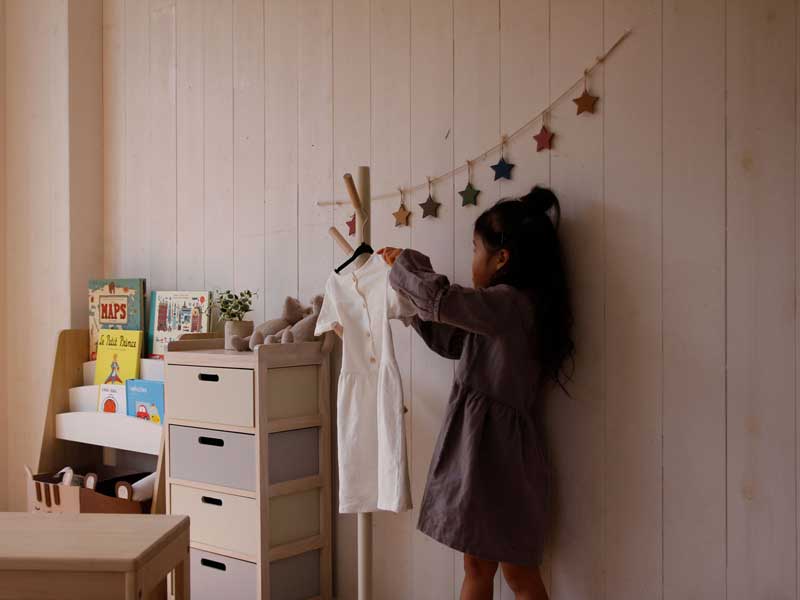 くすみトーンがかわいいキッズサイズのポールハンガー