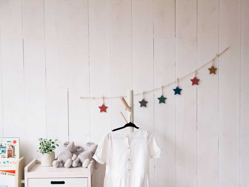 くすみトーンがかわいいキッズサイズのポールハンガー