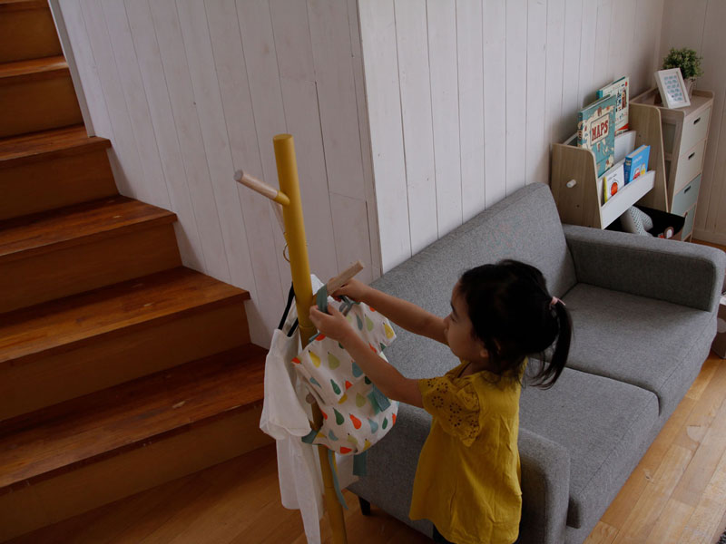 くすみトーンがかわいいキッズサイズのポールハンガー