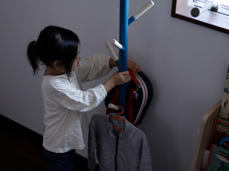 くすみトーンがかわいいキッズサイズのポールハンガー
