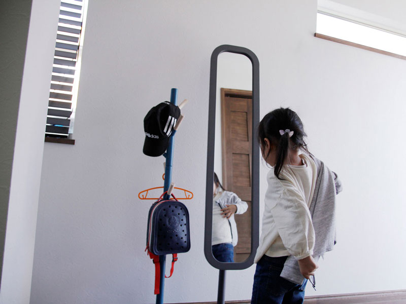 くすみトーンがかわいいキッズサイズのポールハンガー