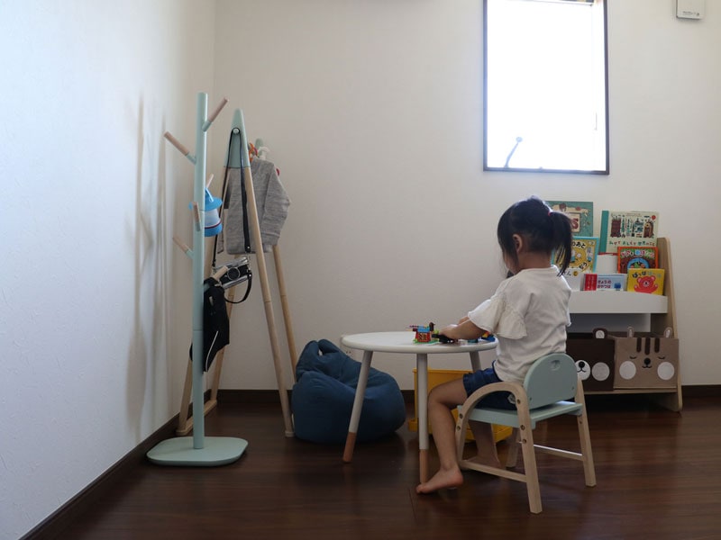 くすみトーンがかわいいキッズサイズのポールハンガー