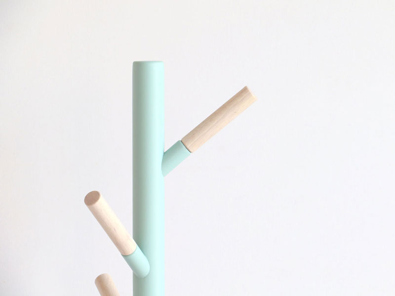 くすみトーンがかわいいキッズサイズのポールハンガー