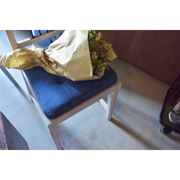 デニムクッションのダイニングチェア 天然木のレトロな家具