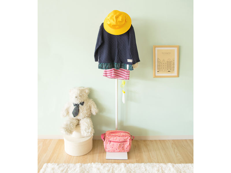 白のポールハンガー｜北欧インテリア