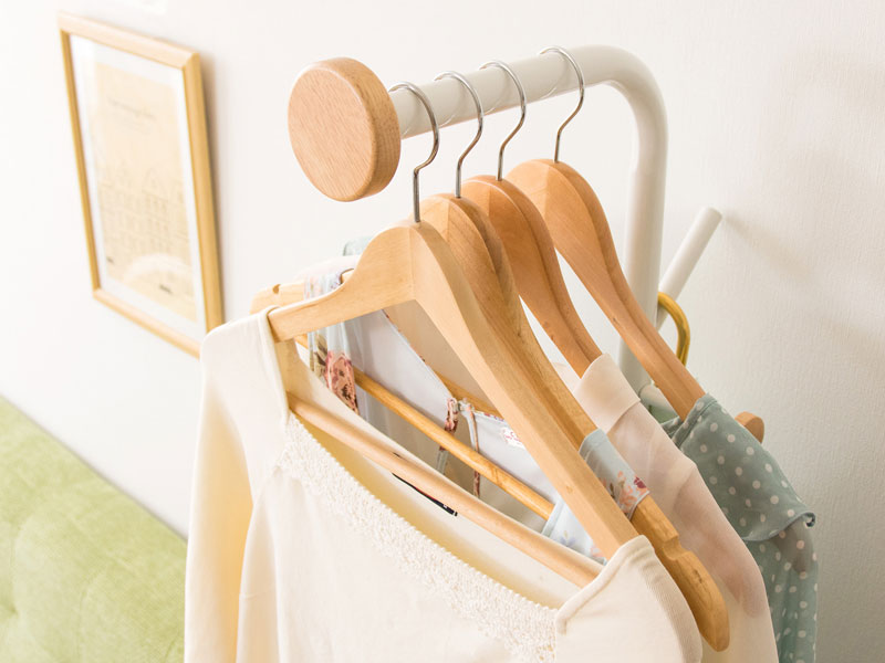 白のポールハンガー｜北欧インテリア