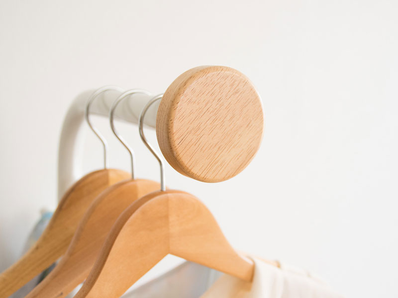 白のポールハンガー｜北欧インテリア