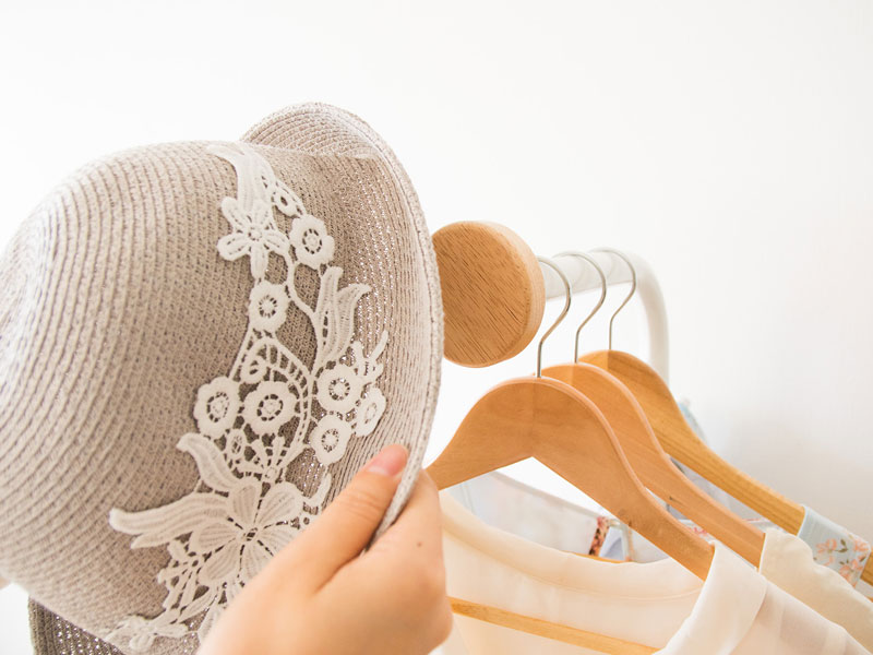 白のポールハンガー｜北欧インテリア