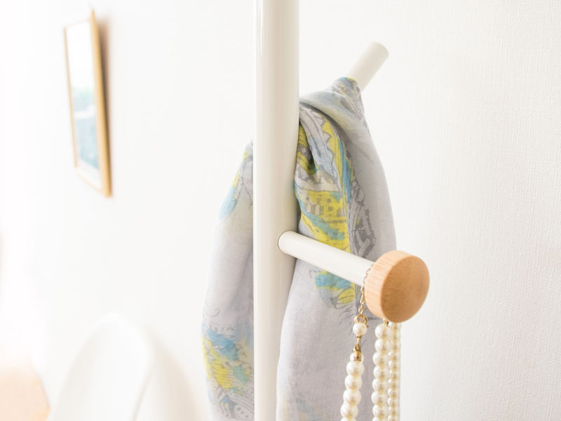白のポールハンガー｜北欧インテリア
