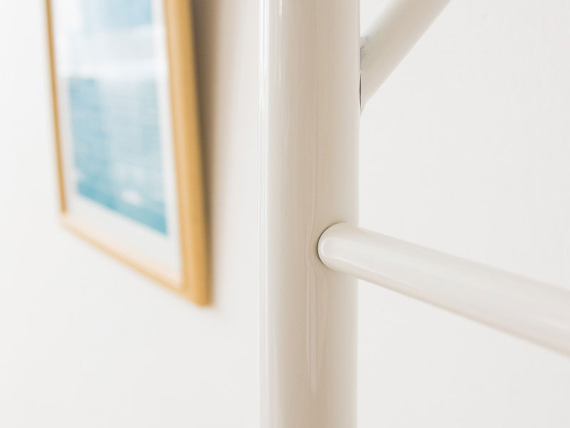 白のポールハンガー｜北欧インテリア