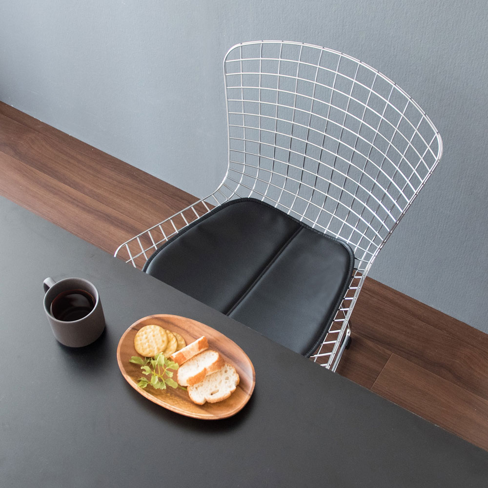 落ち着きと軽やかでモダンな佇まいのワイヤーデザインのチェア