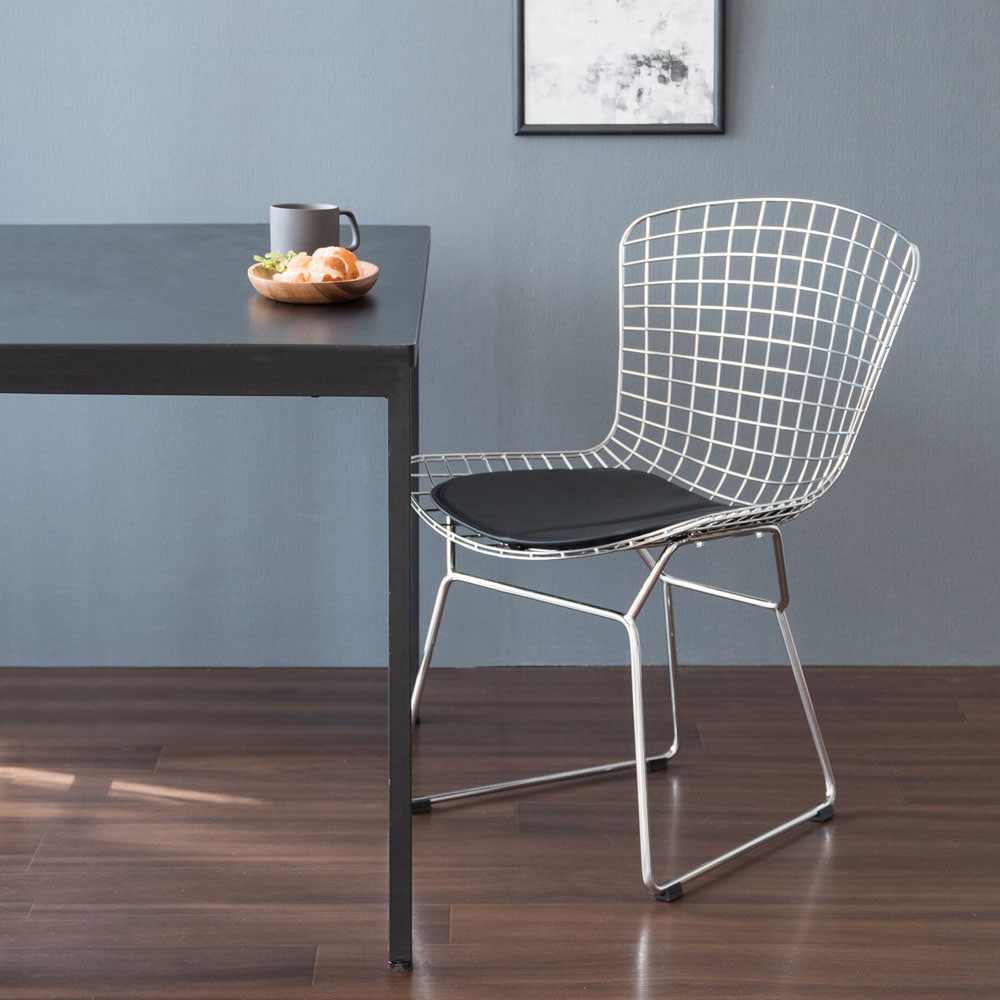 落ち着きと軽やかでモダンな佇まいのワイヤーデザインのチェア