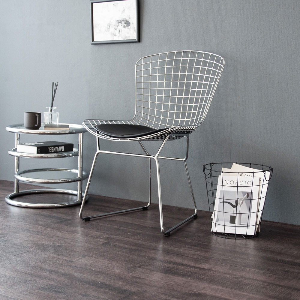 落ち着きと軽やかでモダンな佇まいのワイヤーデザインのチェア