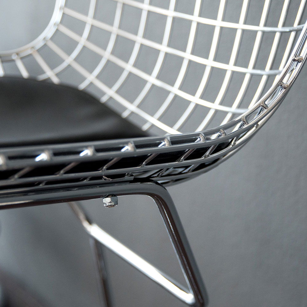 落ち着きと軽やかでモダンな佇まいのワイヤーデザインのチェア