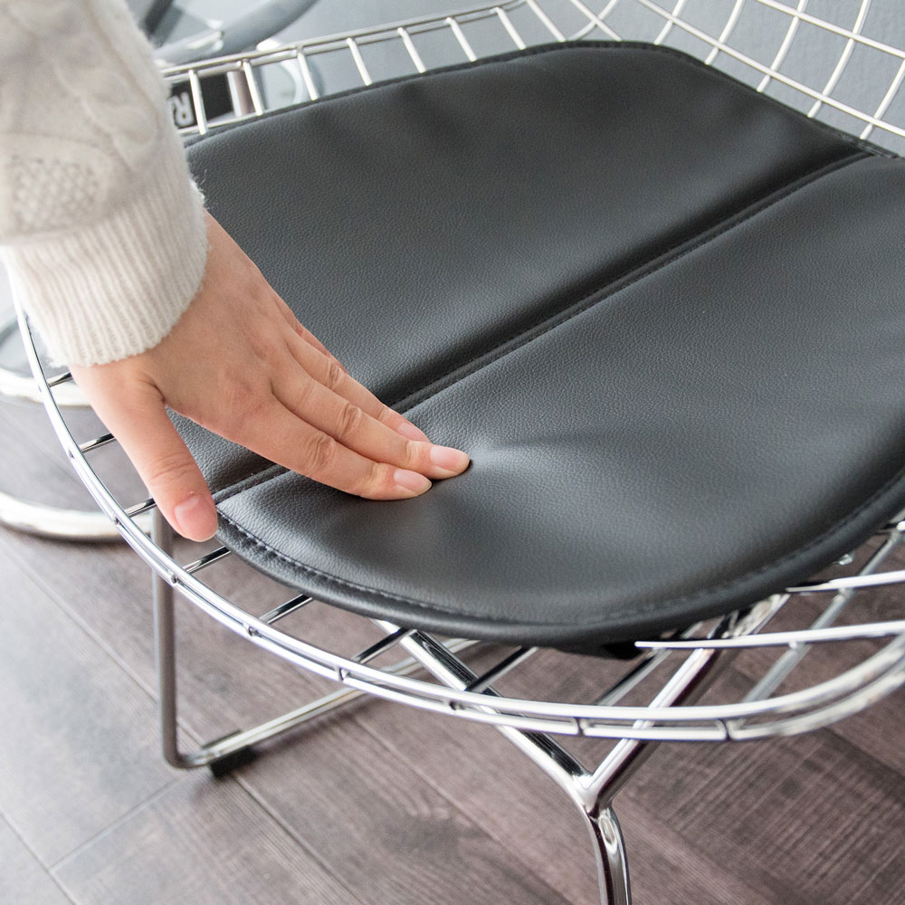 落ち着きと軽やかでモダンな佇まいのワイヤーデザインのチェア