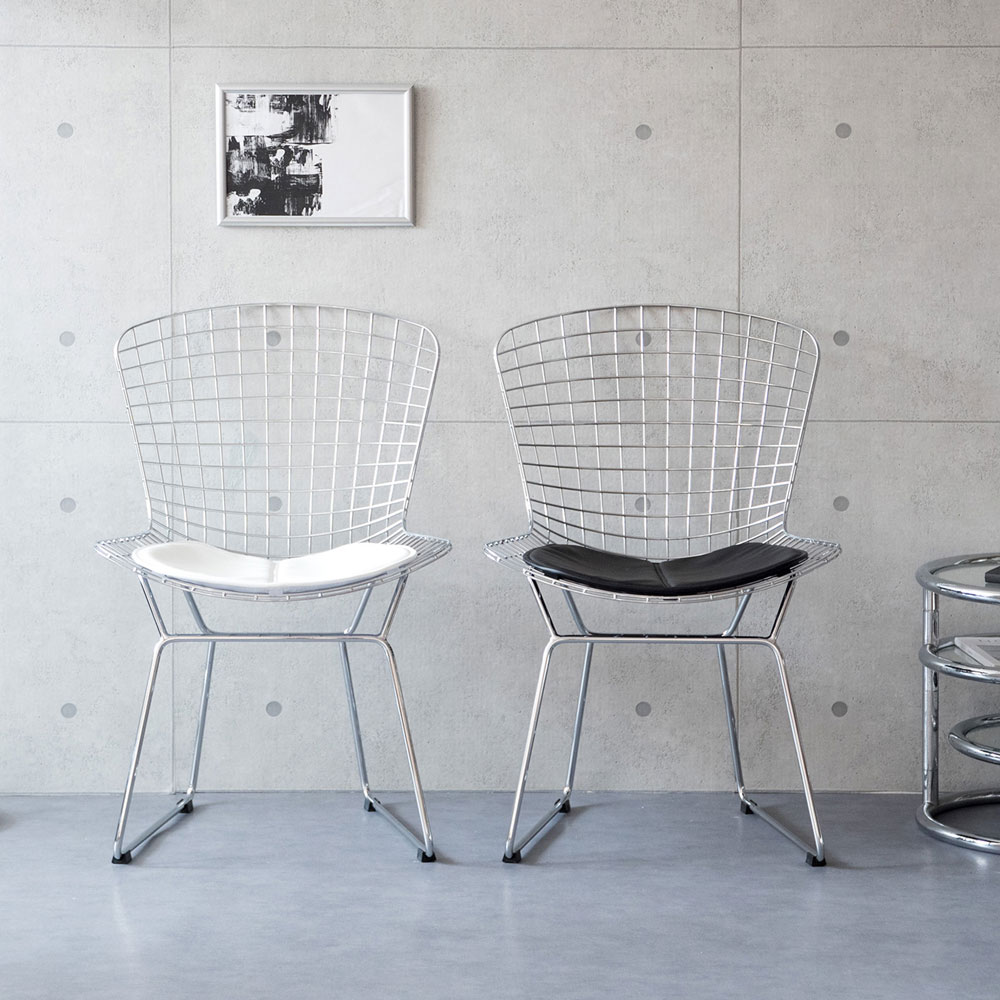 落ち着きと軽やかでモダンな佇まいのワイヤーデザインのチェア