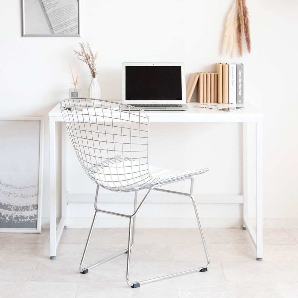 落ち着きと軽やかでモダンな佇まいのワイヤーデザインのチェア