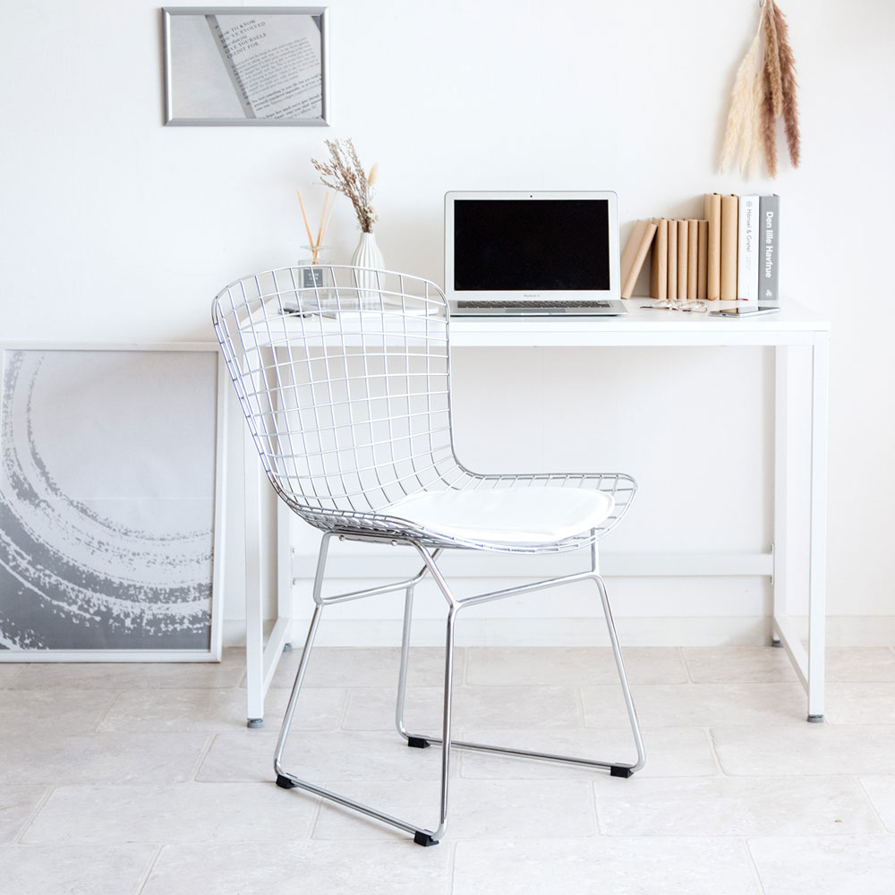 落ち着きと軽やかでモダンな佇まいのワイヤーデザインのチェア