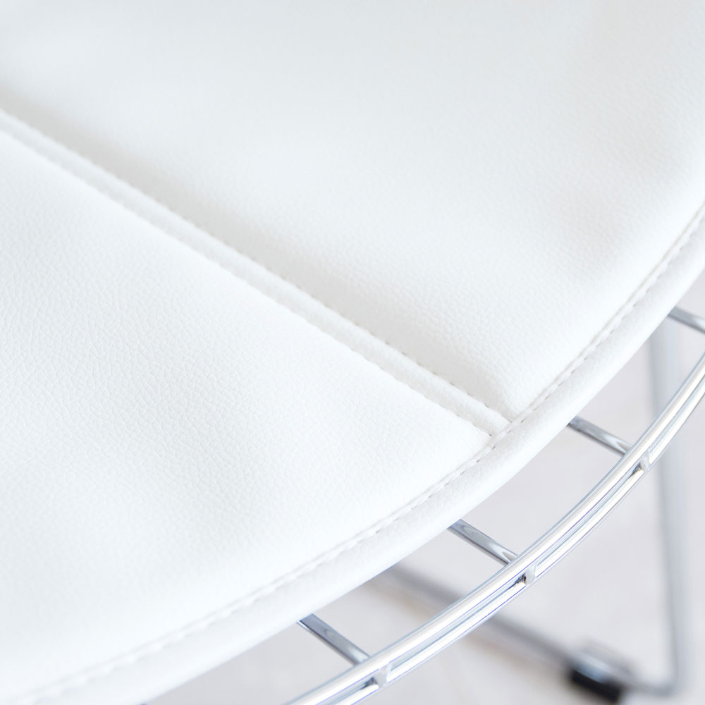 落ち着きと軽やかでモダンな佇まいのワイヤーデザインのチェア