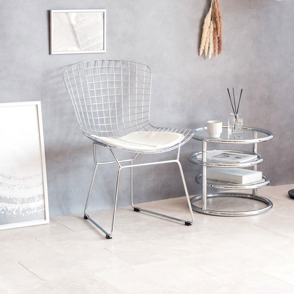 落ち着きと軽やかでモダンな佇まいのワイヤーデザインのチェア