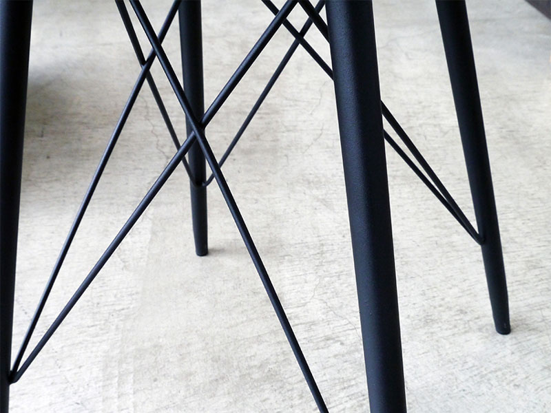 ホワイトカラーの大理石調のテーブル天板がスタイリッシュな印象のテーブル|BM