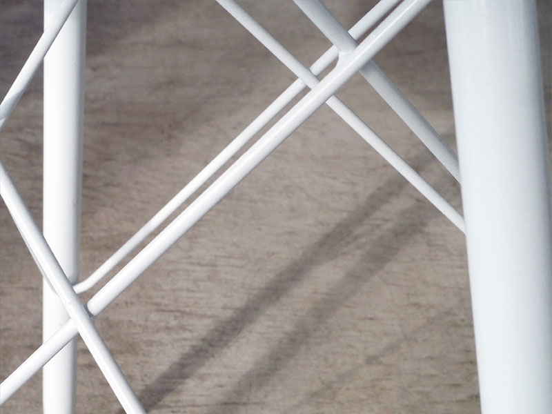 ホワイトカラーの大理石調のテーブル天板がスタイリッシュな印象のテーブル|BM