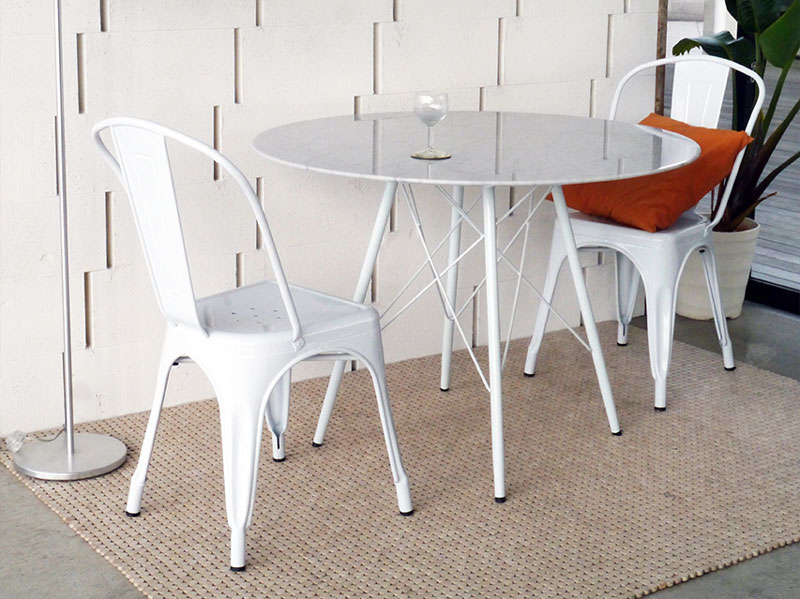 ホワイトカラーの大理石調のテーブル天板がスタイリッシュな印象のテーブル|BM