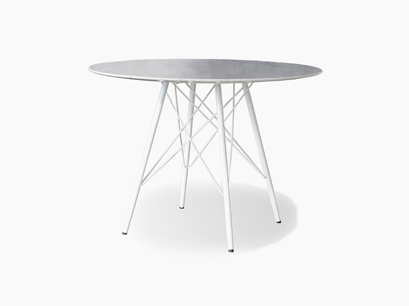 ホワイトカラーの大理石調のテーブル天板がスタイリッシュな印象のテーブル|BM